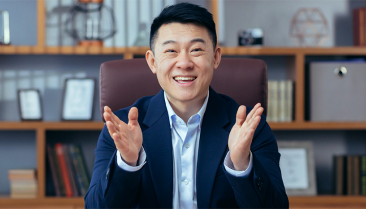 hombre hablando reunión virtual