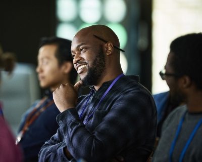 imagen de los empleados reunidos