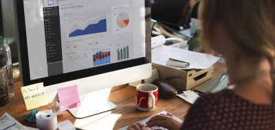 Femme d'affaires Travaillant Tableau de bord Stratégie Recherche Concept